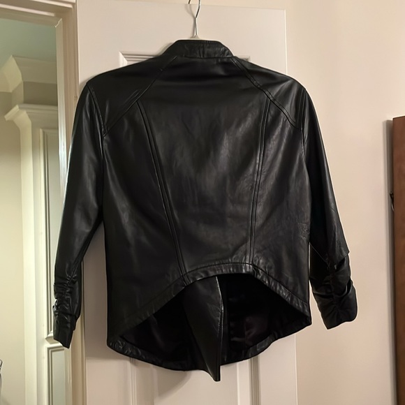 EUC Sz M Bebe black cropped leather sideways zip front ¾ ruched sleeve jacket - Picture 4 of 7